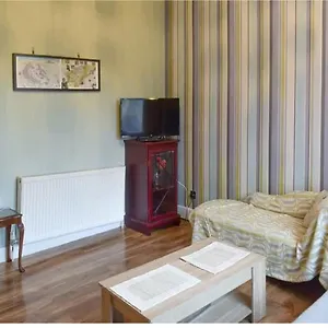 1 Bed In The Outskirts Of Edinburgh, Free Wifi & Street Parking, Self-catering Broxburn